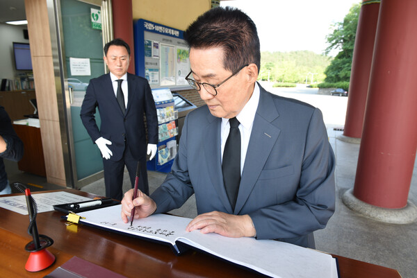 박지원 전 국정원장이 지난 6일 오후 광주광역시 국립 5·18민주묘지 참배에 앞서 민주의 문에서 방명록을 작성하고 있다. (사진=뉴스1)