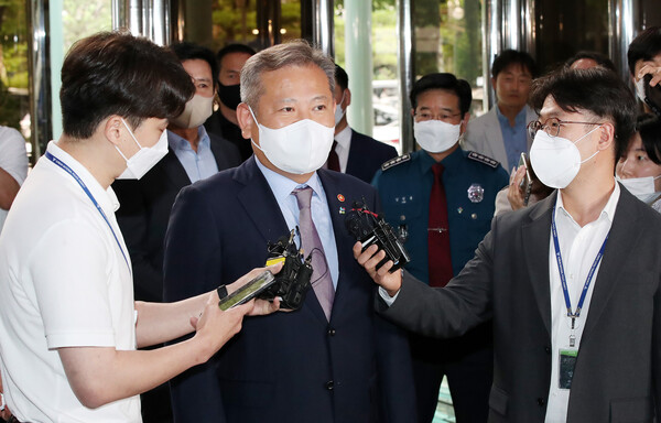 이상민 행정안전부 장관이 9일 오후 서울 서대문구 경찰청에서 취재진의 질문에 답하고 있다. (사진=뉴스1)
