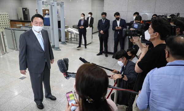 윤석열 대통령이 지난 15일 오전 대통령실로 출근하면서 취재진들의 질문에 답변하고 있다. (사진=뉴스1)