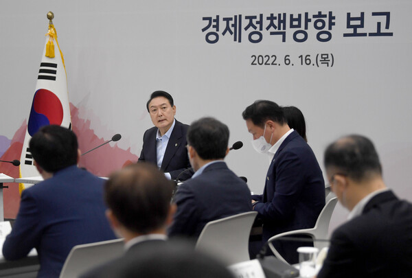 윤석열 대통령이 16일 경기 성남 수정구 판교제2테크노밸리 기업성장센터에서 열린 새 정부 경제정책 방향 발표 회의에서 모두발언을 하고 있다. 대통령실사진기자단
