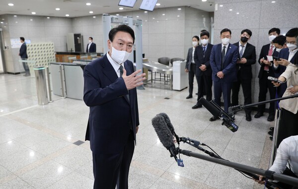 윤석열 대통령이 17일 오전 용산 대통령실로 출근하며 취재진 질문에 답하고 있다. (사진=뉴스1)