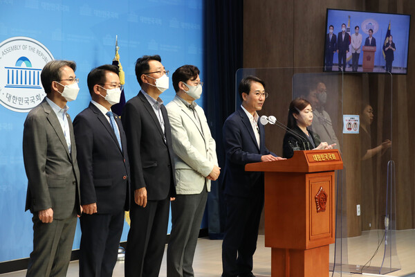 21대 국회 전반기 과학기술정보방송통신위원회 소속 더불어민주당 이원욱, 홍익표 의원 등이 16일 국회 소통관에서 기자회견을 열고 윤석열 정부와 국민의힘의 한상혁 방송통신위원장 사퇴 종용을 규탄했다. (사진=뉴스1)