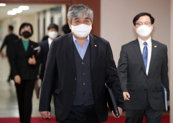 한상혁 방통위원장이 지난 3월 22일 서울 종로구 정부서울청사에서 열린 국무회의에 참석하고 있다. (사진=뉴스1)