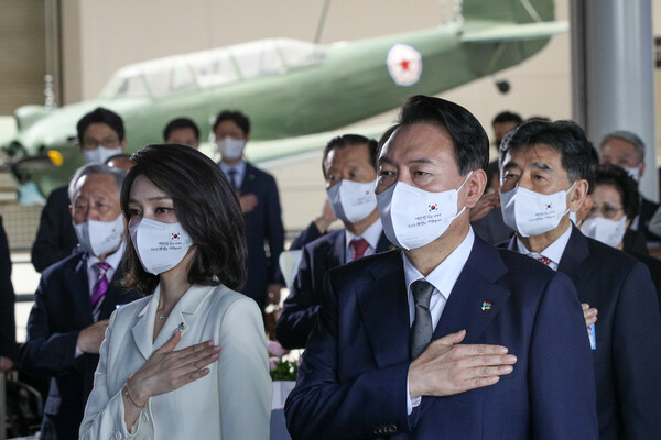 윤석열 대통령과 부인 김건희 여사가 17일 서울 용산구 전쟁기념관에서 열린 '국가유공자 및 보훈 가족 초청 오찬'에서 국민의례를 하고 있다. (사진=뉴스1)