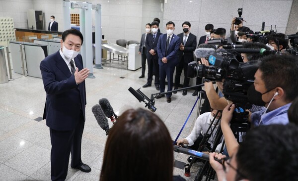 윤석열 대통령이 17일 오전 용산 대통령실로 출근하는 길에 취재진 질문에 답변하고 있다. (사진=뉴스1)