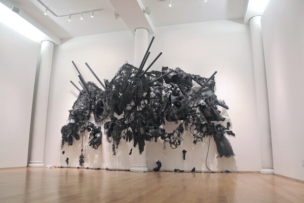 구축 혹은 해체 '뉴욕 개인전' 초산비닐수지 각종목재 아크릴 판지 가변설치 2011/ 사진 제공 = 심승욱 작가  