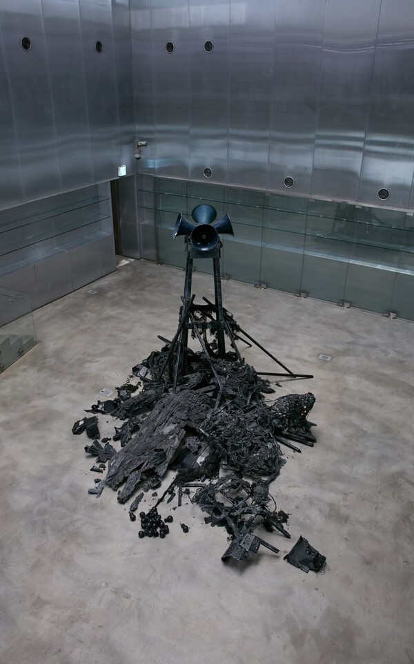 구축 혹은 해체- 부재와 임재 사이 가변설치 대략 420×600×600㎝ 초산비닐수지 알루미늄 확성기 미송 구조목 아크칠릭 2015 / 사진 제공 = 심승욱 작가