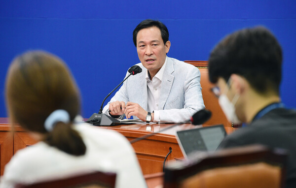 우상호 더불어민주당 비상대책위원장이 19일 오전 서울 여의도 국회에서 기자간담회를 열어, 취재진의 질문에 답변하고 있다. (사진=뉴스1)