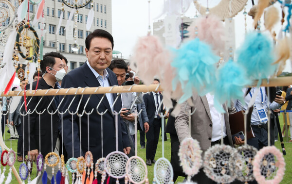 윤석열 대통령이 19일 오후 대통령실 이전 기념 어린이·주민 초대 행사에서 용산 지역 소상공인들이 참여한 먹거리 장터 및 플리마켓 부스를 살펴보고 있다. (사진=뉴스1)