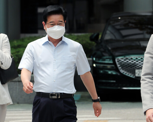 김창룡 경찰청장이 22일 서울 서대문구 경찰청사에서 점심식사를 위해 이동하고 있다. 전날 행안부 경찰제도개선자문위가 '경찰 통제' 권고안을 발표하고 뒤이어 치안감 인사 번복 사태까지 이어지자 경찰 내부는 '경찰 길들이기'로 해석하며 반발 기류가 확산하고 있다. (사진=뉴스1)  