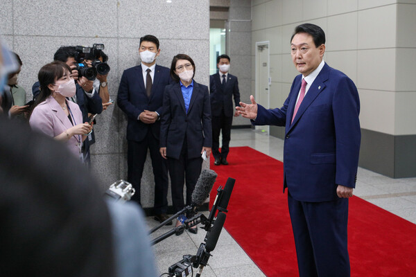 윤석열 대통령이 23일 오전 용산 대통령실로 출근하며 취재진 질문에 답하고 있다. (사진=뉴스1)