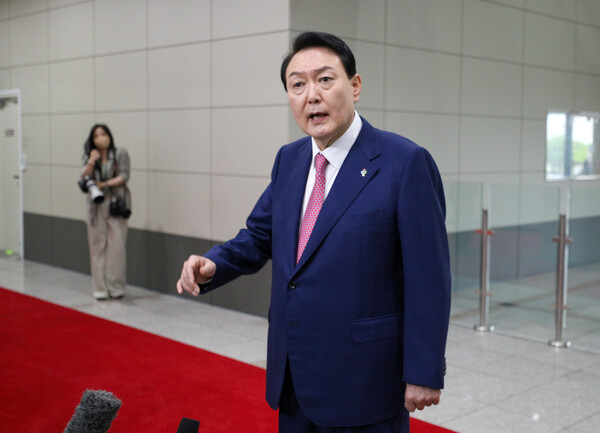 윤석열 대통령이 23일 오전 용산 대통령실로 출근하며 취재진 질문에 답하고 있다. (사진=뉴스1)