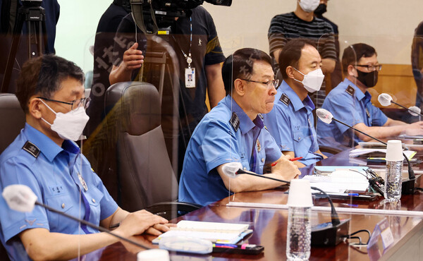 정봉훈 해양경찰청장이 지난 22일 인천 연수구 해양경찰청을 방문한 국민의힘 해수부 공무원 피격사건 진상조사 태스크포스(TF) 소속 의원들의 질문에 답변하고 있다. (사진=뉴스1)