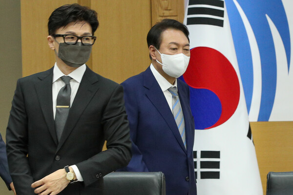 윤석열 대통령이 26일 정부세종청사에서 열린 국무회의에 입장하고 있다. 왼쪽은 한동훈 법무부 장관. (사진=뉴스1)