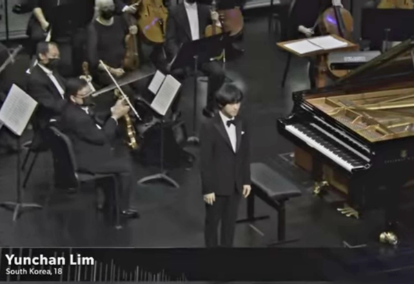 제 16회 반 클라이번 국제피아노콩쿠르의 결선 마지막 무대에 선 임윤찬 (출처, 유튜브)