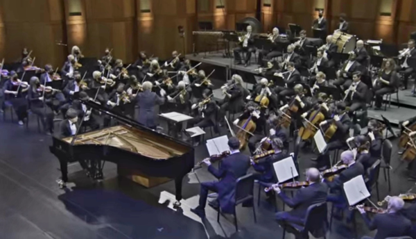 반 클라이번의 고향인 텍사스주의 포트워스 오케스트라와 협연 중인 임윤찬의 결선 무대 (출처, 유튜브)
