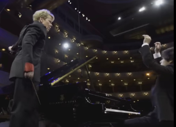 지휘자인 마린 알솝과 혼연일체가 된 듯한 임윤찬의 강렬한 피니쉬 (출처, 유튜브)