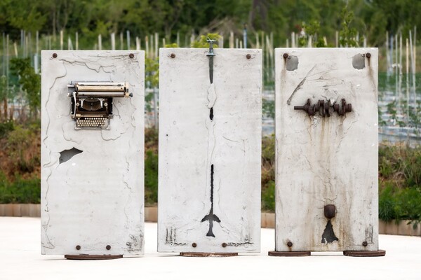 ‘碑-시간 속으로’ 알루미늄 기타 오브제 가변설치 / 사진 제공 = 엄혁용 