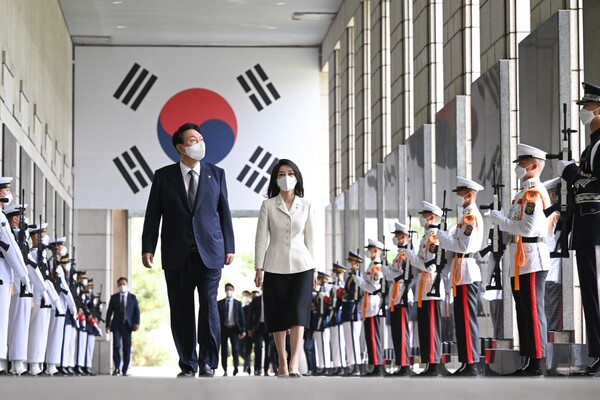 윤석열 대통령과 부인 김건희 여사가 지난 17일 서울 용산구 전쟁기념관에서 '국가유공자 및 보훈 가족 초청 오찬'에 참석하기 전 의장대를 사열하고 있다. (사진=뉴스1)