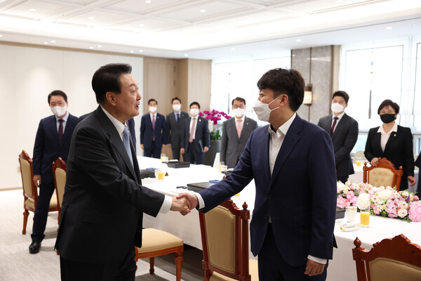 윤석열 대통령이 지난 10일 용산 대통령실 청사에서 국민의힘 지도부와의 오찬 회동에 앞서 우크라이나 방문을 마치고 돌아온 이준석 당 대표와 악수하고 있다. (사진=뉴스1)