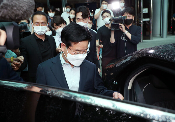 김창룡 경찰청장이 27일 서울 서대문구 경찰청에서 사퇴 입장을 밝힌 뒤 청사를 떠나기 위해 차에 오르고 있다. (사진=뉴스1)