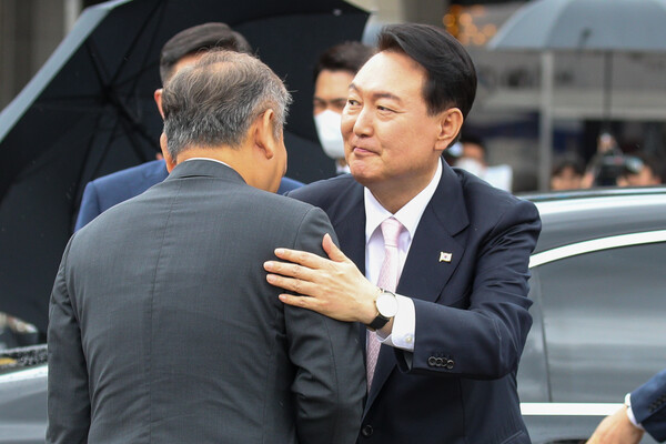윤석열 대통령이 27일 오후 경기 성남 서울공항에서 나토 정상회의에 참석하기 위해 순방길에 오르기 직전  환송나온 이상민 행안부 장관의 어깨를 두드리며 격려하고 있다. (사진=뉴스1)
