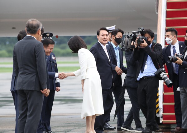 윤석열 대통령과 김건희 여사가 27일 오후 경기 성남 서울공항에서 나토 정상회의 참석차 출국하기 위해 공군 1호기 탑승전 환송을 받고 있다. (사진=뉴스1)