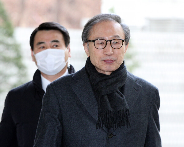 이명박 전 대통령이 지난 2020년 2월 19일 다스 뇌물 혐의 등 항소심 선고공판에 참석하기 위해 서울중앙지방법원에 들어서고 있다. (사진=뉴스1)