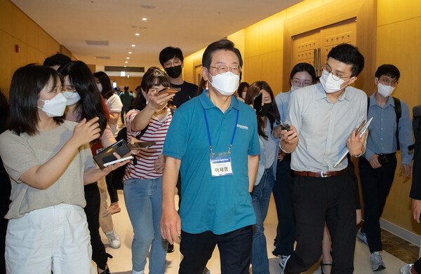 이재명 더불어민주당 의원이 지난 24일 오후 충남 예산군 스플라스 리솜에서 열린 국회의원 워크숍 ‘팀별 토론 결과 종합 발표’를 마친 후 나서고 있다. (사진=뉴스1)