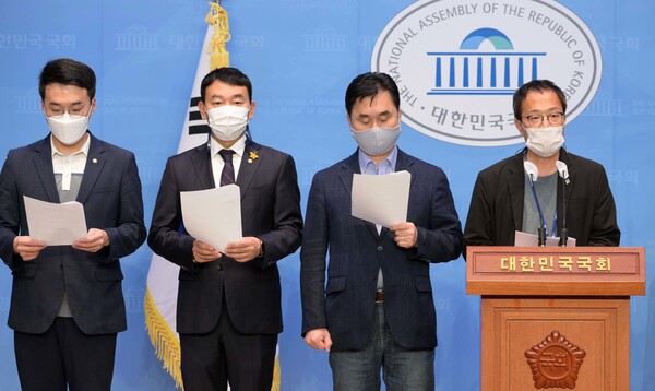 국회 전반기 법제사법위원회 소속 박주민 더불어민주당 의원이 30일 오후 서울 여의도 국회 소통관에서 한동훈 법무부 장관의 검찰 인사를 규탄하는 기자회견을 하고 있다. (사진=뉴스1)