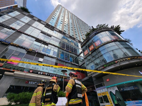 소방당국이 1일 오전 서울 종로구 르메이에르 빌딩의 출입을 통제하고 있다. (사진=뉴스1)