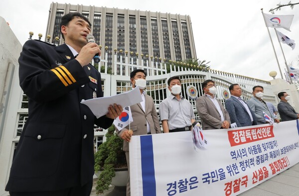 전국경찰직장협의회 속속 경찰들이 지난 6월 27일 서울 종로구 정부서울청사 앞에서 행안부에 '경찰국' 설치 등 '경찰 통제' 방안에 반대하는 기자회견을 하고 있다. (사진=뉴스1)