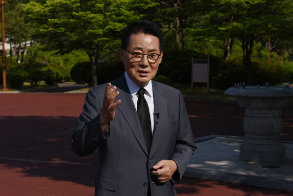 박지원 전 국정원장이 지난 6월 6일 국립5.18민주묘지를 참배한 뒤 기자들 질문에 답변하고 있다.(사진=뉴스1)