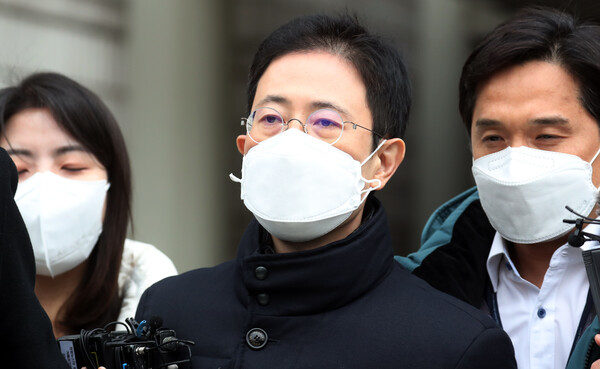 고발사주 의혹의 핵심 피의자인 손준성 대구고검 인권보호관이 지난해 12월 2일 오후 서울 서초구 중앙지방법원에서 열린 구속영장실질심사를 마치고 나오고 있다. 이날 구속영장은 기각됐다. (사진=뉴스1)