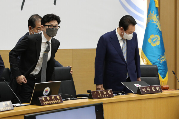 윤석열 대통령이 지난 5월 26일 정부세종청사에서 주재한 첫 정식 국무회의에서  한동훈 법무부장관(왼쪽)과 함께 착석하고 있다. 한 장관의 자리는 한덕수 국무총리 바로 옆자리다. (사진=뉴스1)