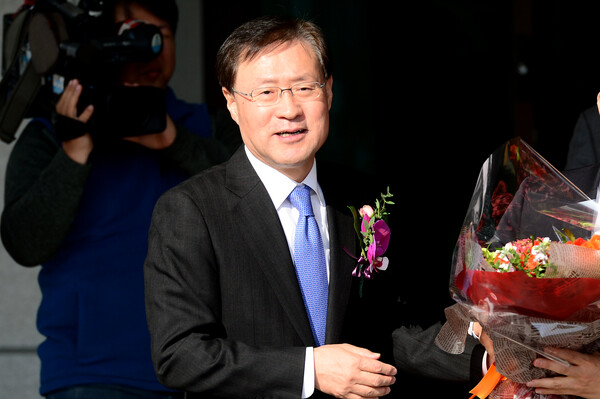 김진태 전 검찰총장이 2015년 12월 1일 대검찰청에서 열린 퇴임식을 마치고 행사장을 나서고 있다.(사진=뉴스1)