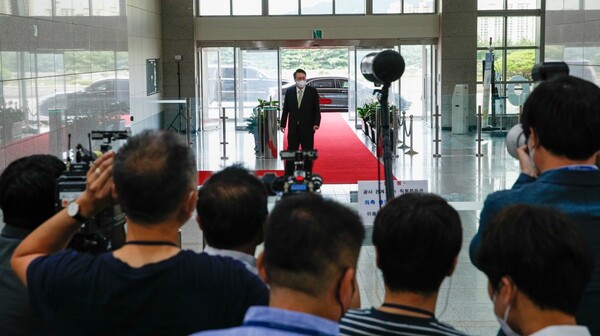 윤석열 대통령이 12일 오전 용산 대통령실로 출근하는 길에 청사에 들어서면서 취재진의 질문에 답변하고 있다. (사진=뉴스1)