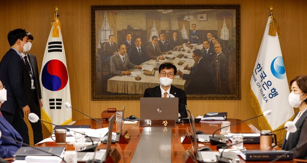 이창용 한국은행 총재가 13일 서울 중구 한국은행에서 열린 금융통화위원회 본회의에 참석하고 있다. (사진=뉴스1)