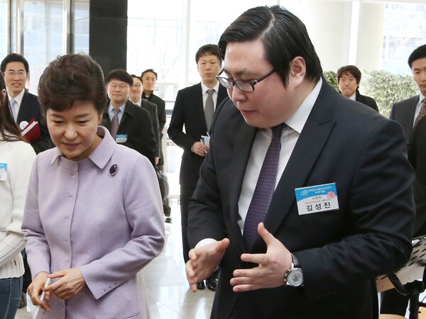 박근혜 전 대통령이 2013년 11월 29일 오전 대전 카이스트를 방문해 김성진 아이카이스트 대표로부터 전자칠판 시연 설명을 듣고 있다. (사진=뉴스1)