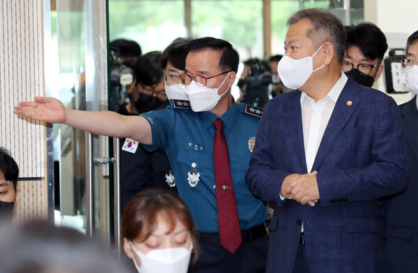 이상민 행정안전부 장관이 14일 서울 중구 서울경찰기동본부에서 열린 경찰제도 개선 현장 간담회에 참석, 김광호 서울경찰청장(왼쪽)의 안내를 받고 있다. (사진=뉴스1)