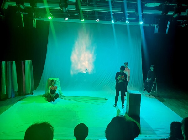 권용석 변호사의 지인이 그와의 추억을 회고하면(상) 그것을 즉석에서 연극으로 만들어내는 배우들(하) 