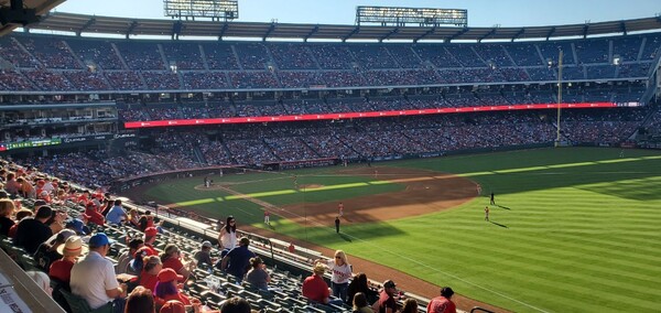  올해 3월 15일(한국시간) 애너하임의 에인절 스타디움에서 열린 LA에인절스-휴스턴 애스트로스전에 수퍼스타 오타니 쇼헤이(타자)를 보기 위해 몰려든 야구팬들.(사진=봉화식)