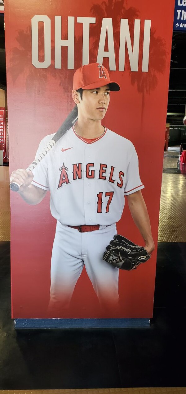 캘리포니아주 LA에인절 스타디움 내부에 걸린 오타니 쇼헤이. 미국 프로스포츠 사상 첫 연봉 6,000만달러가 유력시된다. (사진=봉화식)
