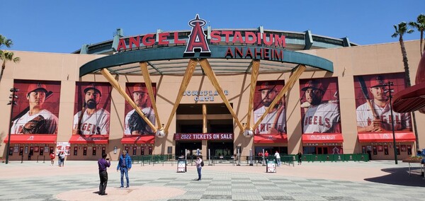 캘리포니아주 LA남동쪽에 위치한 애나하임의 에인절 스타디움 정문. 수퍼스타들의 벽화가 그려져 있다. 맨왼쪽은 오타니 쇼헤이의 벽화. (사진=봉화식)