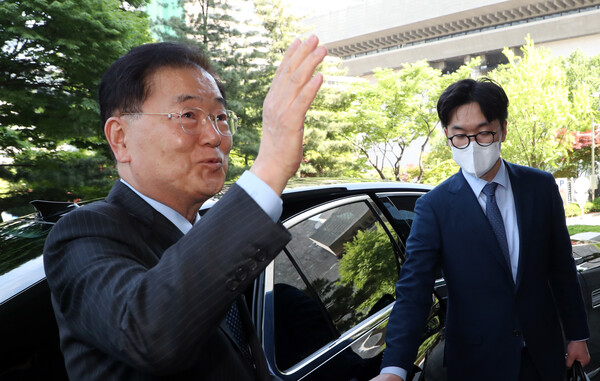 탈북어민 북송 사건 당시 청와대 국가안보실장을 지낸 정의용 전 외교부 장관이  지난 5월 10일 윤석열 정부 가 개막되자 정부서울청사 별관 외교부에서 이임식을 마친뒤 떠나고 있다. (사진=뉴스1)