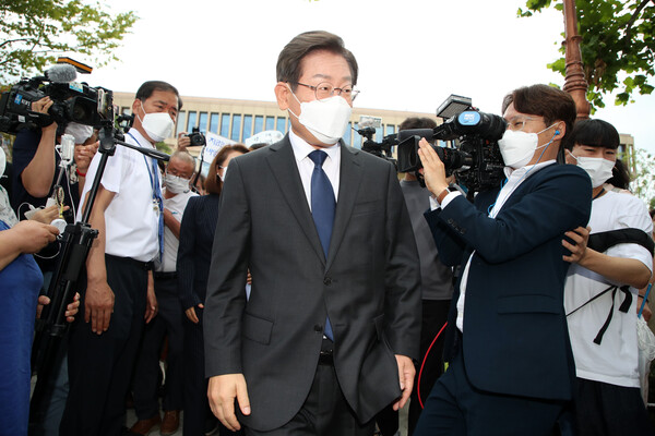 이재명 더불어민주당 국회의원이 17일 서울 여의도 국회 소통관에서 8.28 전당대회 당대표 출마선언을 한 뒤 회견장을 나서고 있다. (사진=뉴스1)