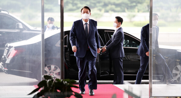 윤석열 대통령이 18일 출근을 위해 서울 용산 대통령실 청사에 들어서고 있다. (사진=뉴스1)
