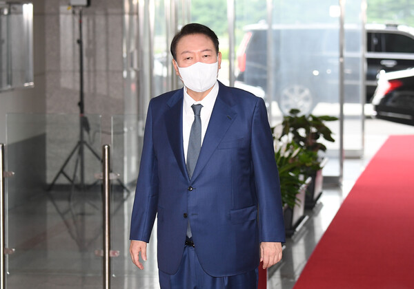 윤석열 대통령이 18일 오전 용산 대통령실에서 진행한 출근길 약식회견에서 기자들의 질문에 답하고 있다. (사진=뉴스1)