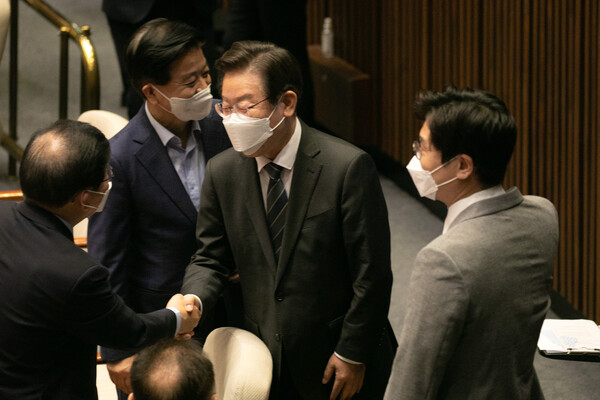 이재명 더불어민주당 의원이 20일 서울 여의도 국회에서 열린 제398회 국회(임시회) 제2차 본회의에 참석해 동료의원들과 인사하고 있다. (공동취재) 2022.7.20