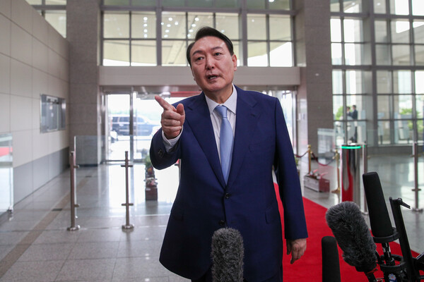 윤석열 대통령이 5일 오전 서울 용산 대통령실에 출근하며 '인사 검증 실패' 논란에 손가락으로 기자들쪽을 가리키며 답변하고 있다. (사진=뉴스1)